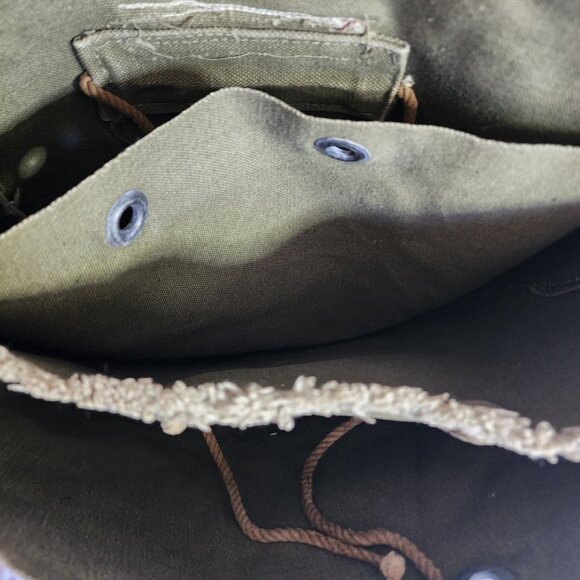 Vintage Army surplus green canvas backpack - Picture 3 of 13